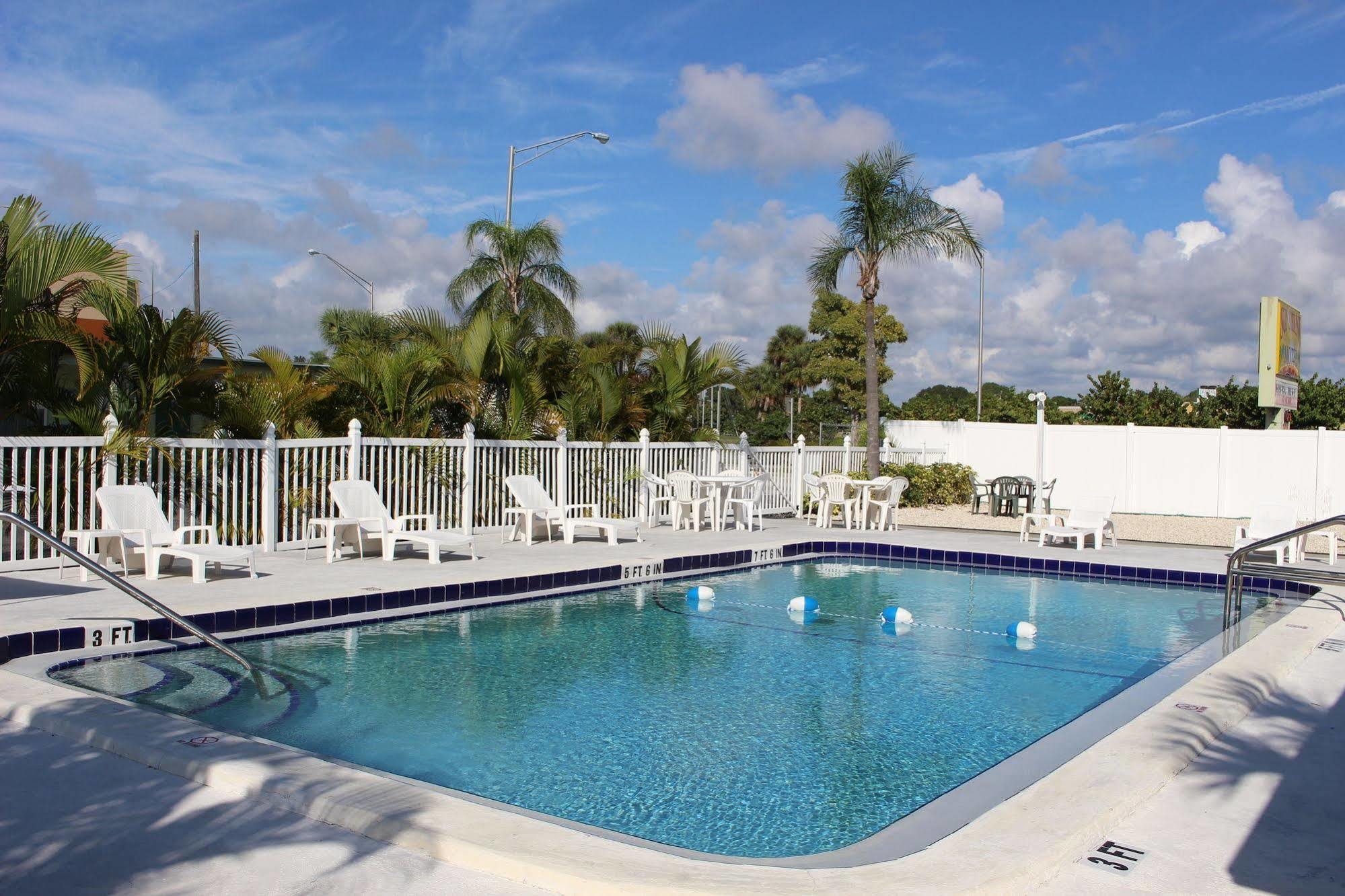 Sunshine Inn & Suites Venice, Florida Venice Gardens Экстерьер фото