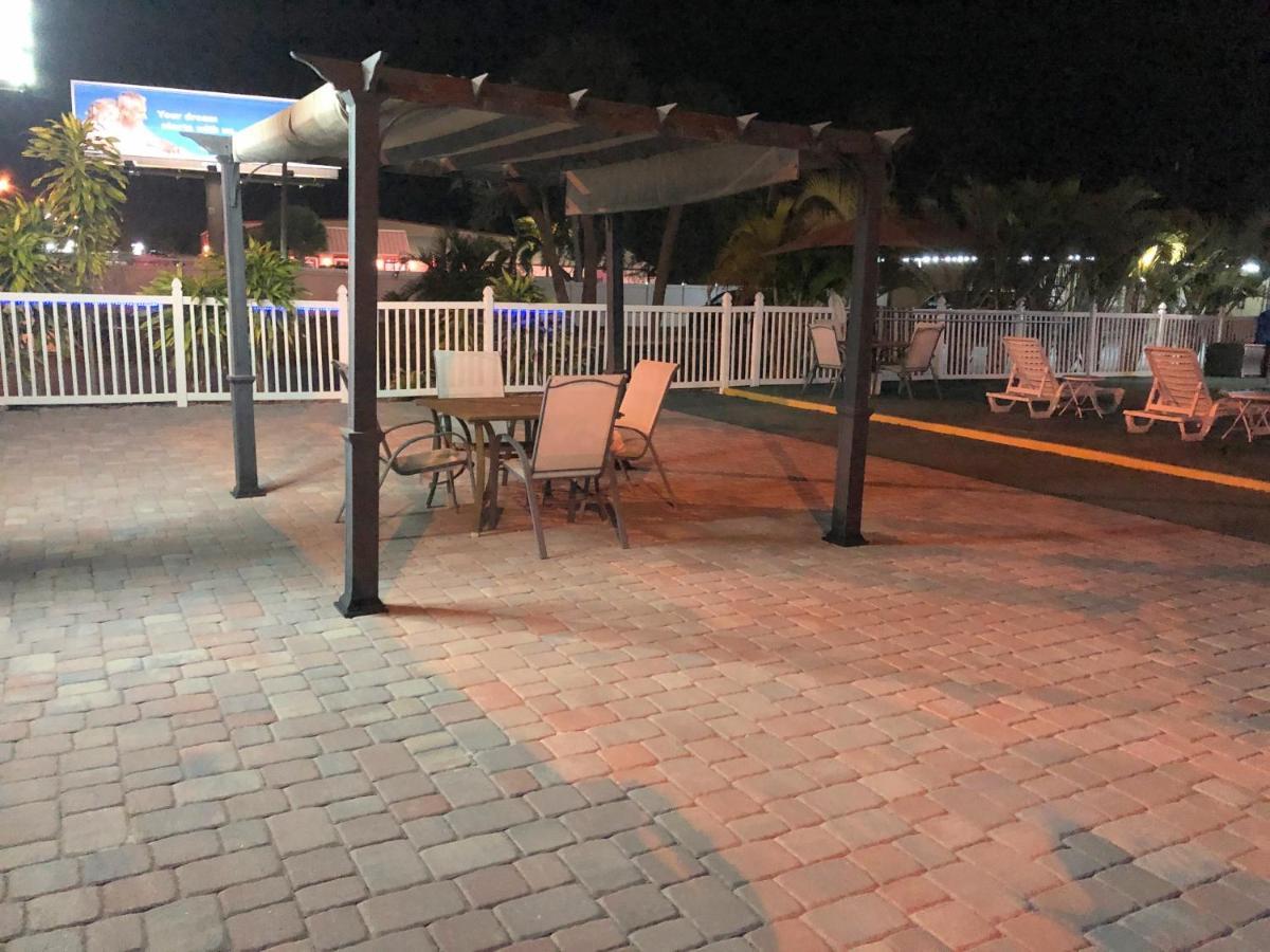 Sunshine Inn & Suites Venice, Florida Venice Gardens Экстерьер фото