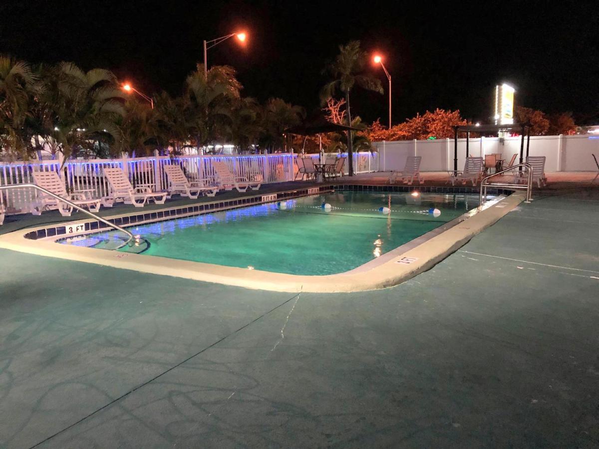 Sunshine Inn & Suites Venice, Florida Venice Gardens Экстерьер фото